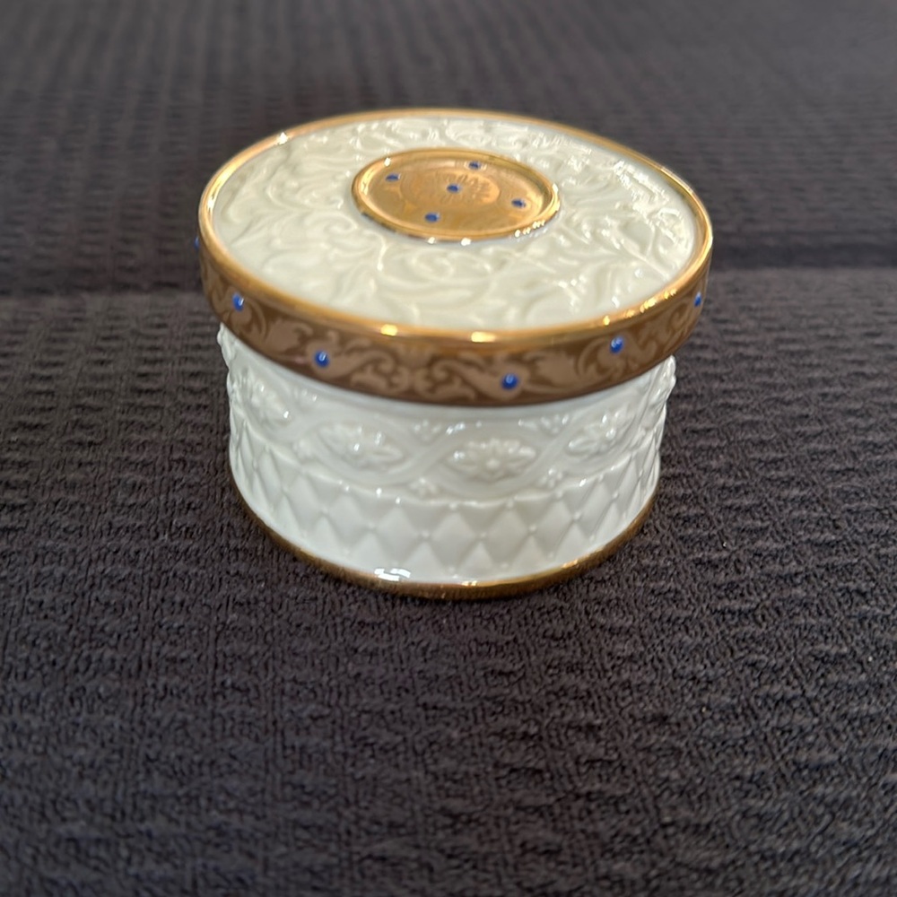 Lenox China Treasures collection - Heirloom round box